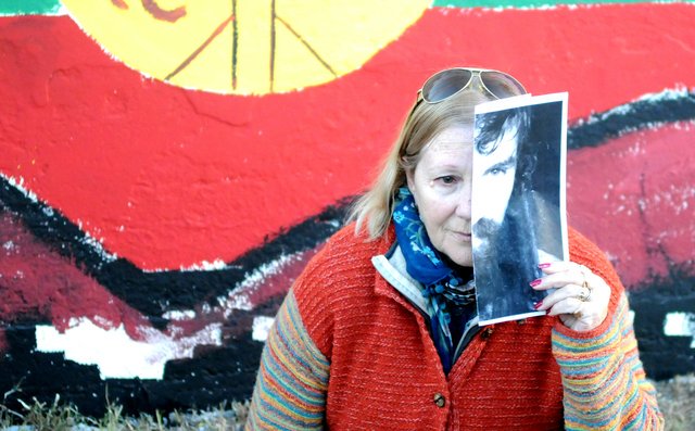 PauBNa's tweet photo. #DiaDeLaMadre un abrazo fuerte a esta mamá y toda la fuerza para seguir preguntando ¿Dónde está Santiago Maldonado? #DevuelvanASantiago https://t.co/KjF9YKvyCV