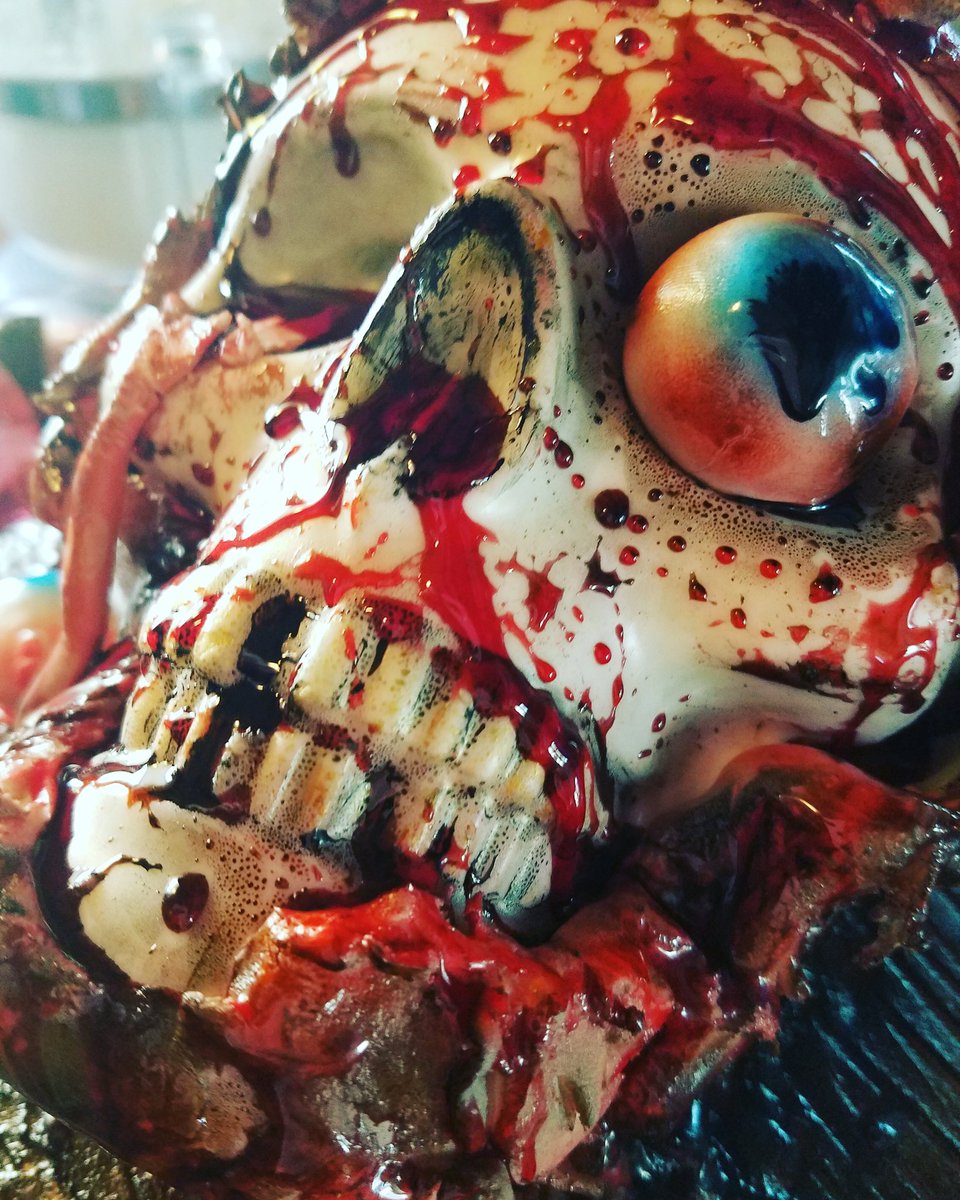 OkCupcakeLady's tweet photo. Creepy cake for the win! #sophisticatedsweets #halloween https://t.co/hvBnITcJs2