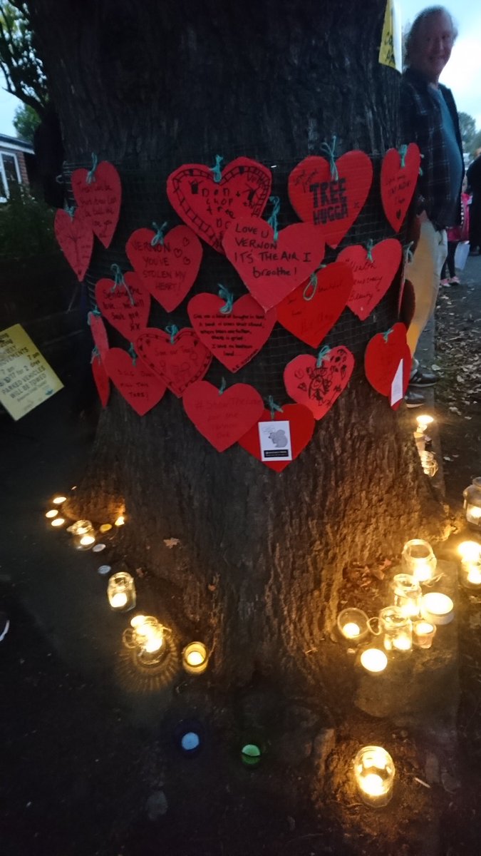 raringtoread's tweet photo. We all #StandwithVernon. @SAVEDORETREES @vernonkay @salthepoet @jonsnowC4 @OwenJones84 @RichardHawley  #SaveSheffTrees #sheffieldissuper https://t.co/us6khTqG6R