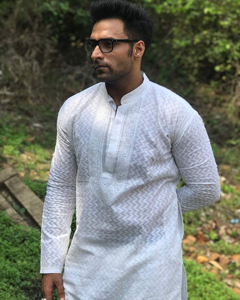 akta_pori's tweet photo. Whataaa SPECTACULAR Guy " @ShaleenMalhotra "ππβ€β€β€ππ
SIMPLE yet ELEGANT...ππ€
#DAPPER_AFπ
PC: EPOCH BY KARANπ https://t.co/aBtcJMgSsf