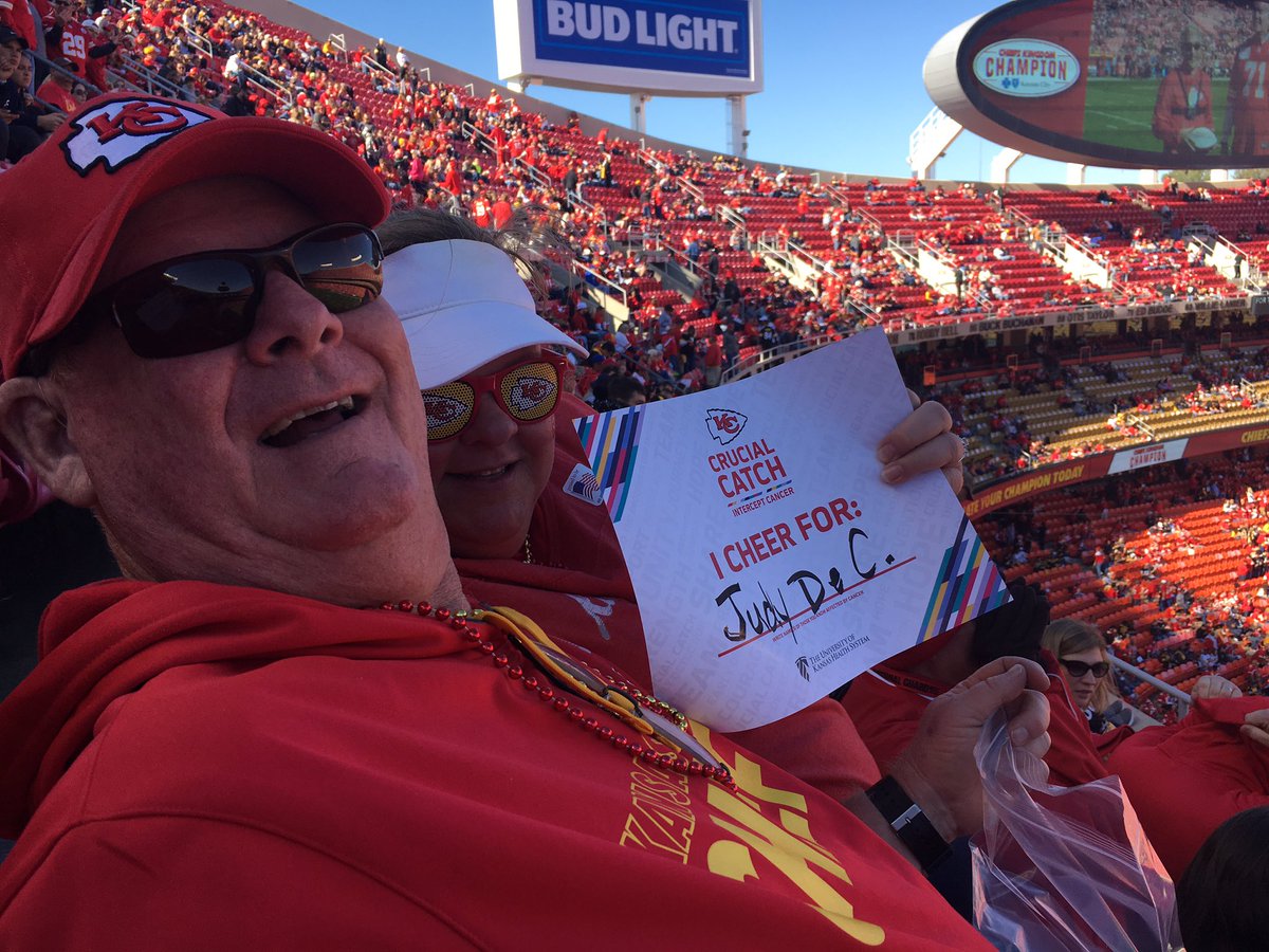 BarriBum's tweet image. #ChiefsVsCancer We salute our friends and family impacted by cancer. Here&apos;s to Melissa E. singing the NA &amp;amp; to a Chiefs victory. #KickC