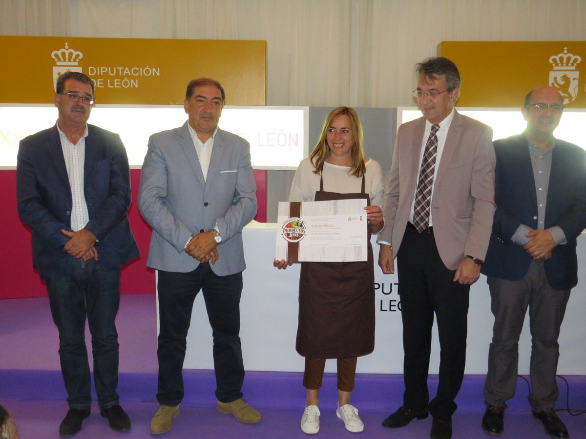 diputacionleon's tweet photo. #Praizal recibe el premio al Mejor Queso #FeriaPLeón17 @diputacionleon @ProductosLeon @Juan_M_Majo https://t.co/dXL84BbyJZ