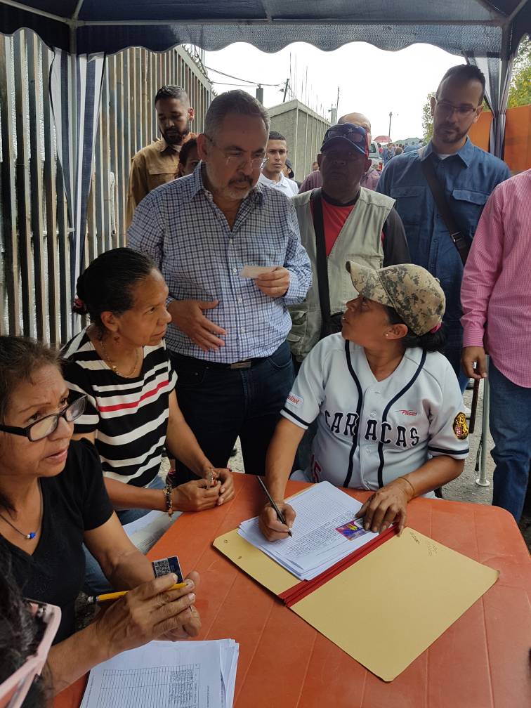 NMartinezVe's tweet photo. Los petroleros somos bastión de la Revolución ¡Sigamos todos en nuestros centros de votación defendiendo la Patria! #HoyVotamosPorLaPatria https://t.co/E1Zn71PxaT