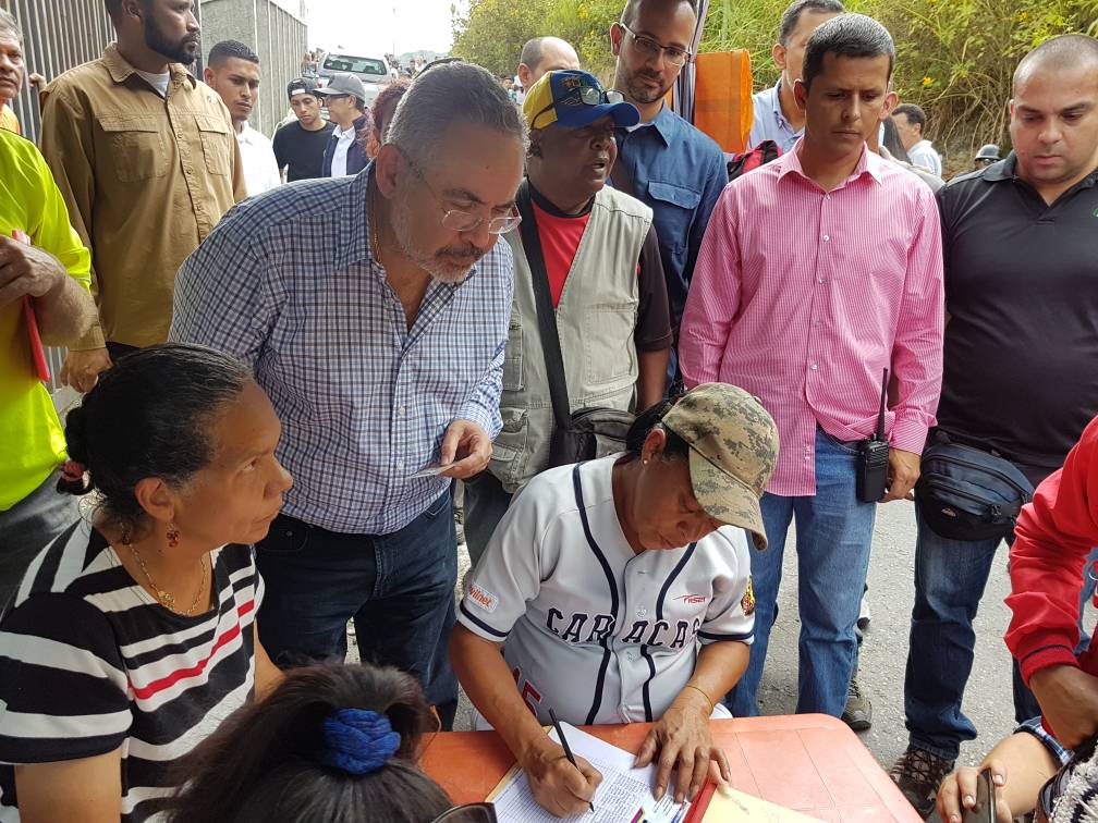 NMartinezVe's tweet photo. Los petroleros somos bastión de la Revolución ¡Sigamos todos en nuestros centros de votación defendiendo la Patria! #HoyVotamosPorLaPatria https://t.co/E1Zn71PxaT