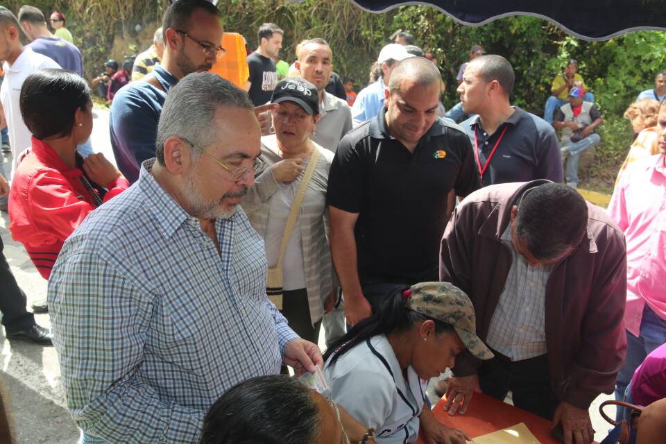 NMartinezVe's tweet photo. Luego de votar pasemos por el punto rojo y registremos con nuestro @CarnetDLaPatria el apoyo a los candidatos #HoyVotamosPorLaPatria https://t.co/Nec4wywZXe