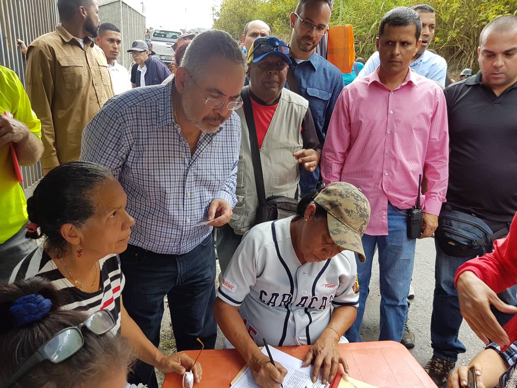 NMartinezVe's tweet photo. Luego de votar pasemos por el punto rojo y registremos con nuestro @CarnetDLaPatria el apoyo a los candidatos #HoyVotamosPorLaPatria https://t.co/Nec4wywZXe