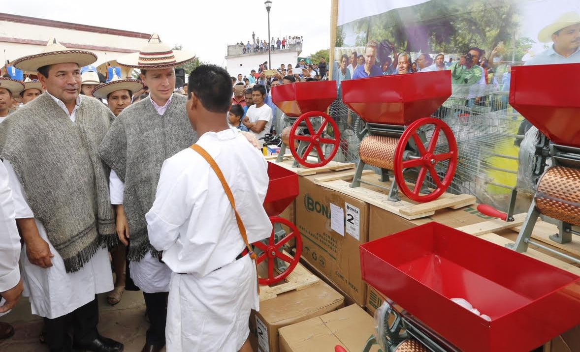 Secam_Oficial's tweet photo. En Santiago el Pinar, entrega Velasco apoyos agrícolas.
https://t.co/CQg532xxpl https://t.co/7b3044xxd4
