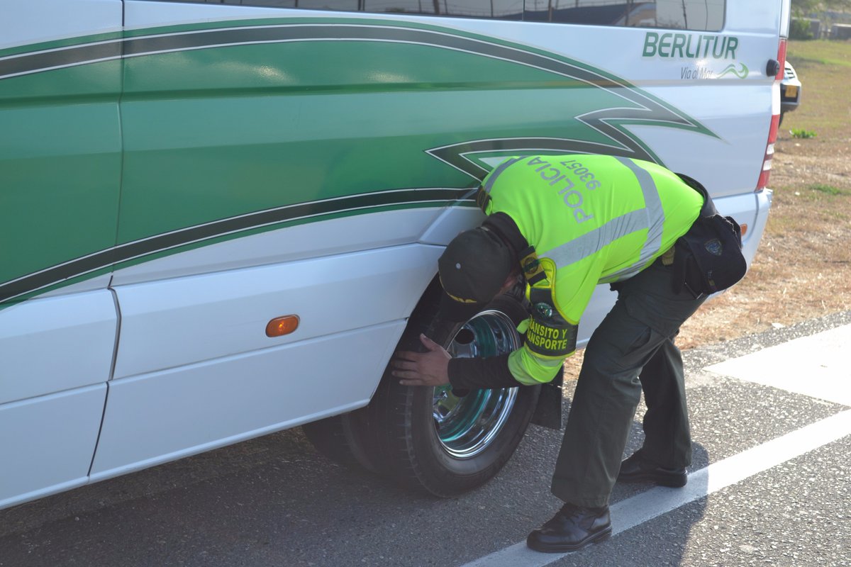 PoliciaBquilla's tweet photo. Antes de emprender su viaje verifique el estado técnico-mecánico de su automotor #ViajeSeguro. https://t.co/rkU3Bea3wN