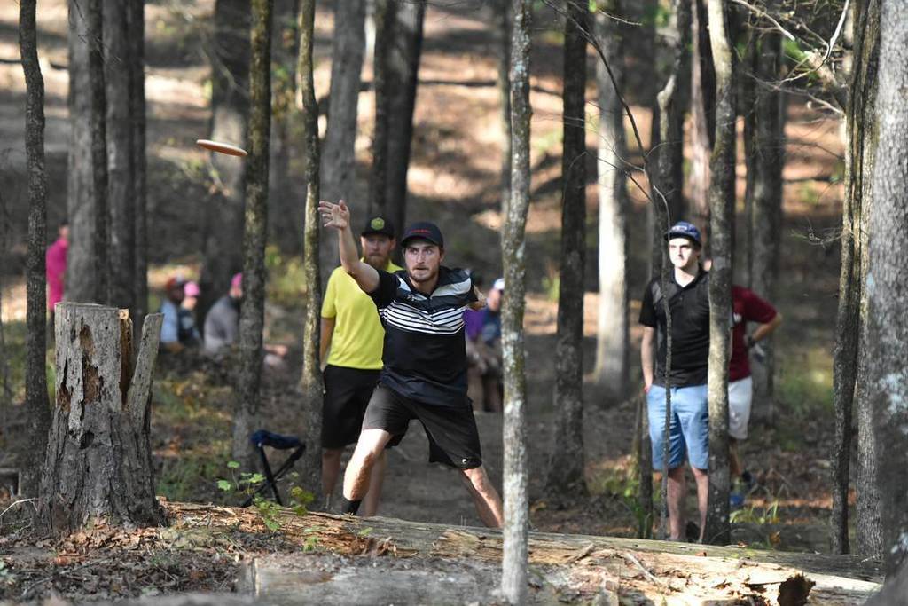 pdgalive's tweet photo. Chris Dickerson with an uphill outside the circle putt for the birdie three! #2017HOFC #WRJackson #discgolf #pdga … https://t.co/VbIGtn49OE https://t.co/Y6Op9a3DgU