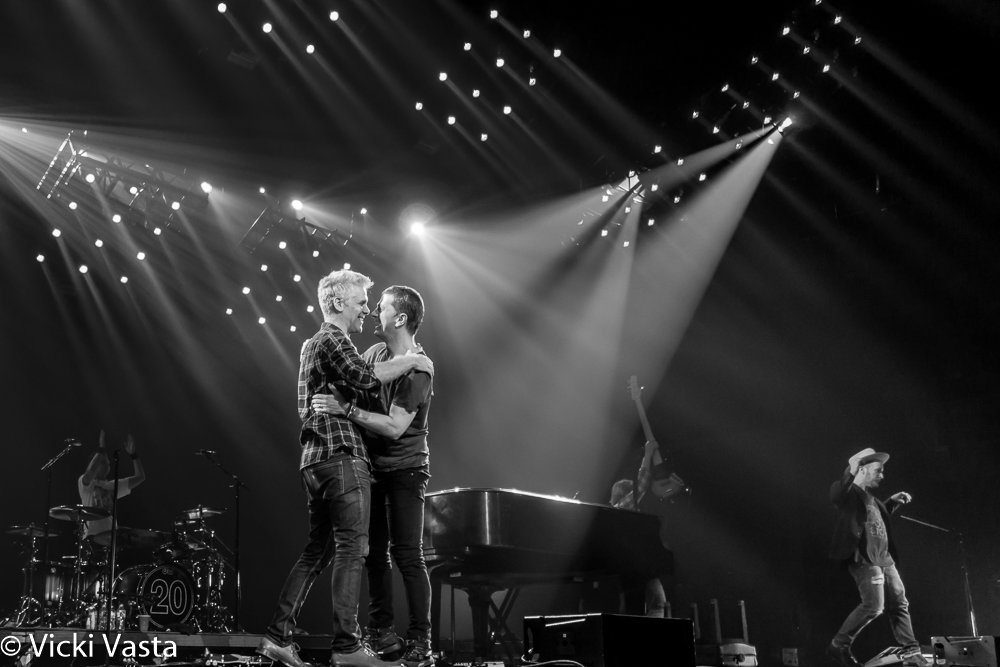 79Aspen's tweet photo. Perfect ending! #Moline #aBriefHistoryTour #MatchboxTwenty #MB20 #MB20is20  #Pookie 📷 credit @Freedom60487 https://t.co/hcLJNyPV1m