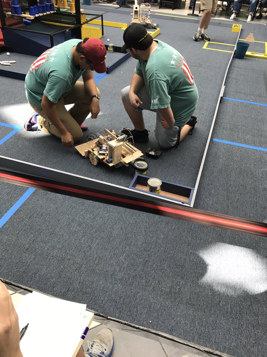 SouthernRobotic's tweet photo. We're here at Mall Day! @BESTRobotics #SouthernRoboticsCo #BeaHero #LEADtheFight https://t.co/69E4HxaDQI