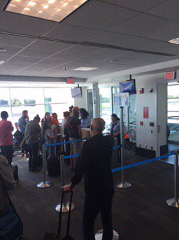 BrettHenyon's tweet photo. Plane ready to board but gate agent can’t work computer! Clueless at #CHO #AmericanAirlines https://t.co/JE8QDWx4lb