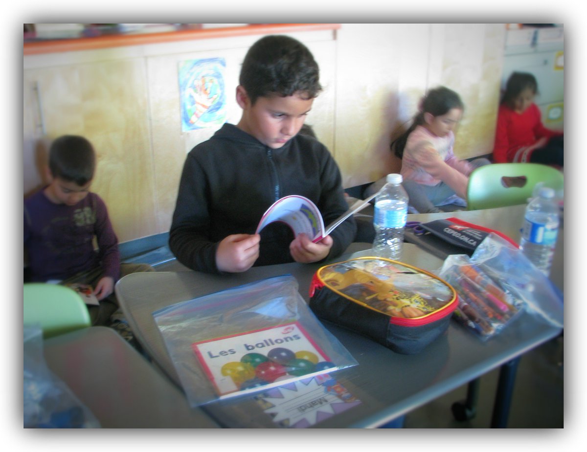 Nous recevons nos premiers livres de lecture nivelés.  Vive la lecture!