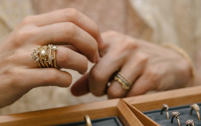LondONtheinside's tweet photo. She helps men find the perfect engagement ring in top secret. Meet @agentengagement https://t.co/zQNbkfNmFc https://t.co/UbisqLWV4y