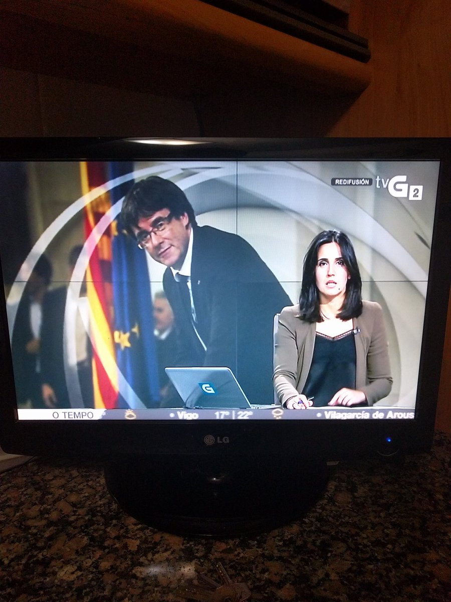 Destejiendo's tweet photo. Agora mesmo as dúas canles da televisión pública de Galicia. Incrible. #ArdeGalicia https://t.co/kS0dIOo9sd