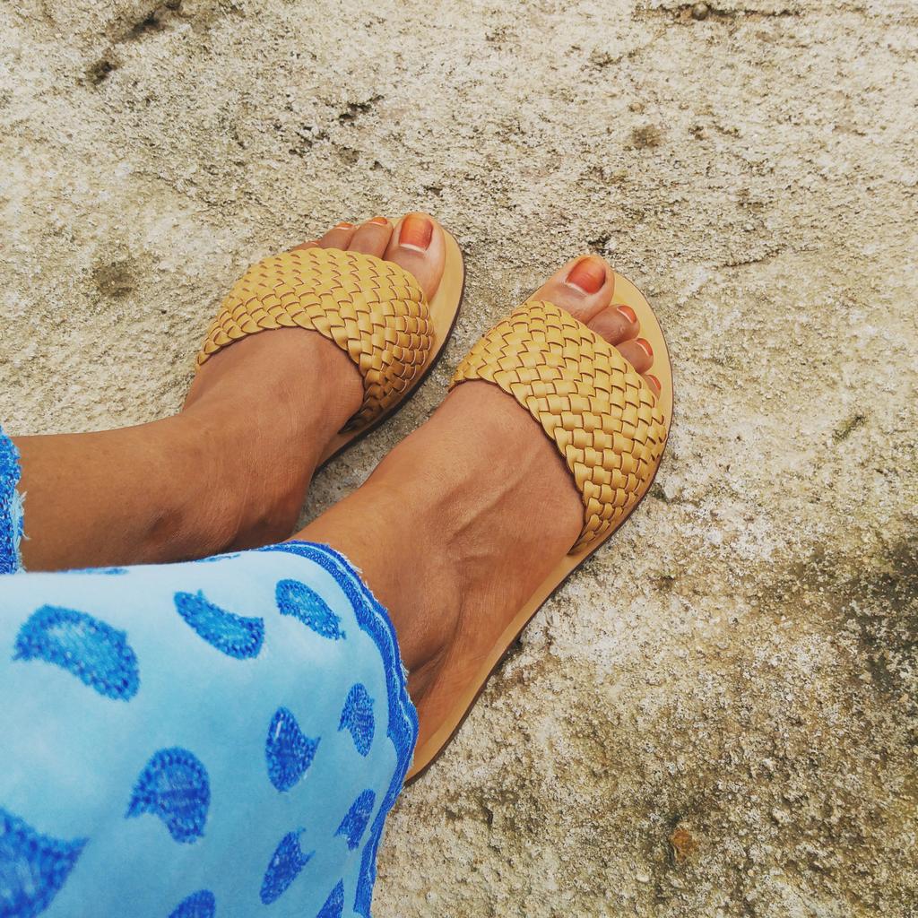 aniq_footwear's tweet photo. Simple and Elegant slippers from Aniq_Footwear. At Affordable Price #EleganceIsKey https://t.co/1ZLtgrO8vc