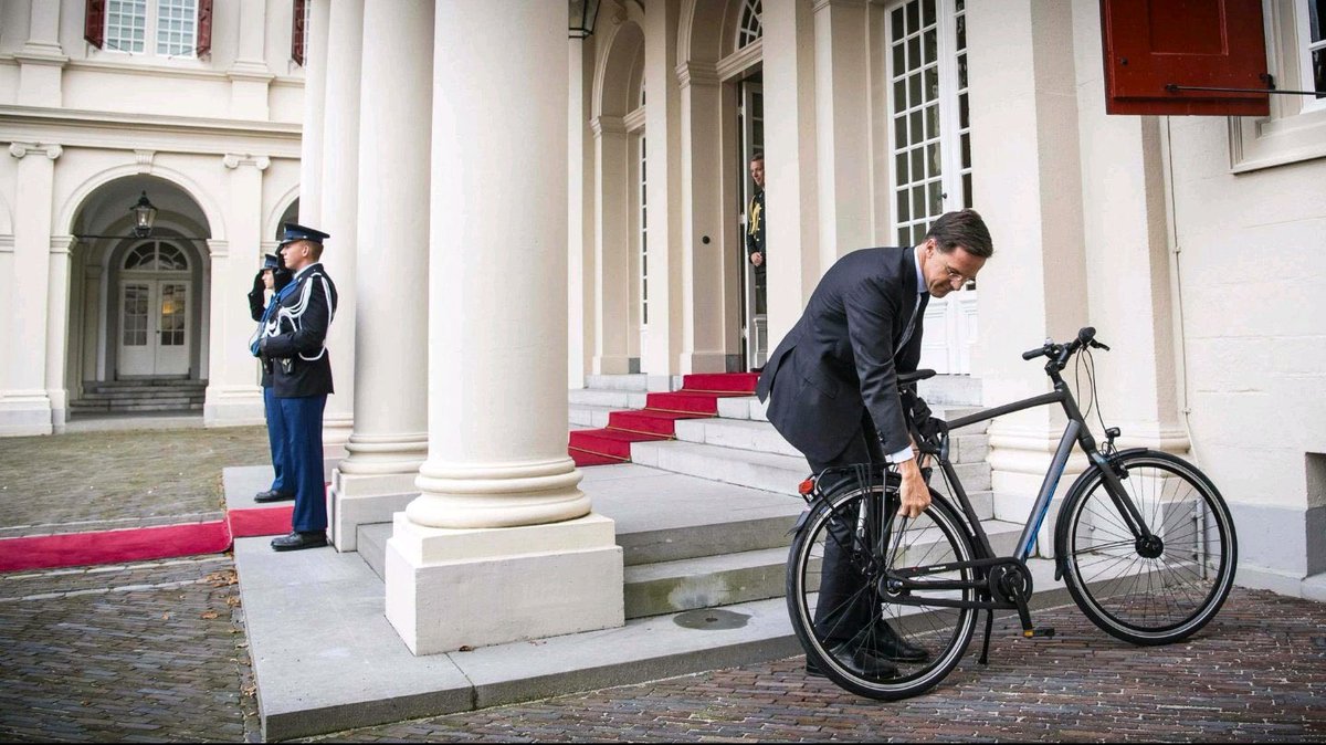 lucdebarochez's tweet photo. Le Premier ministre néerlandais gare son véhicule de fonction devant le palais royal, où il va évoquer la formation de son gouvernement https://t.co/AGUoQbzE0N