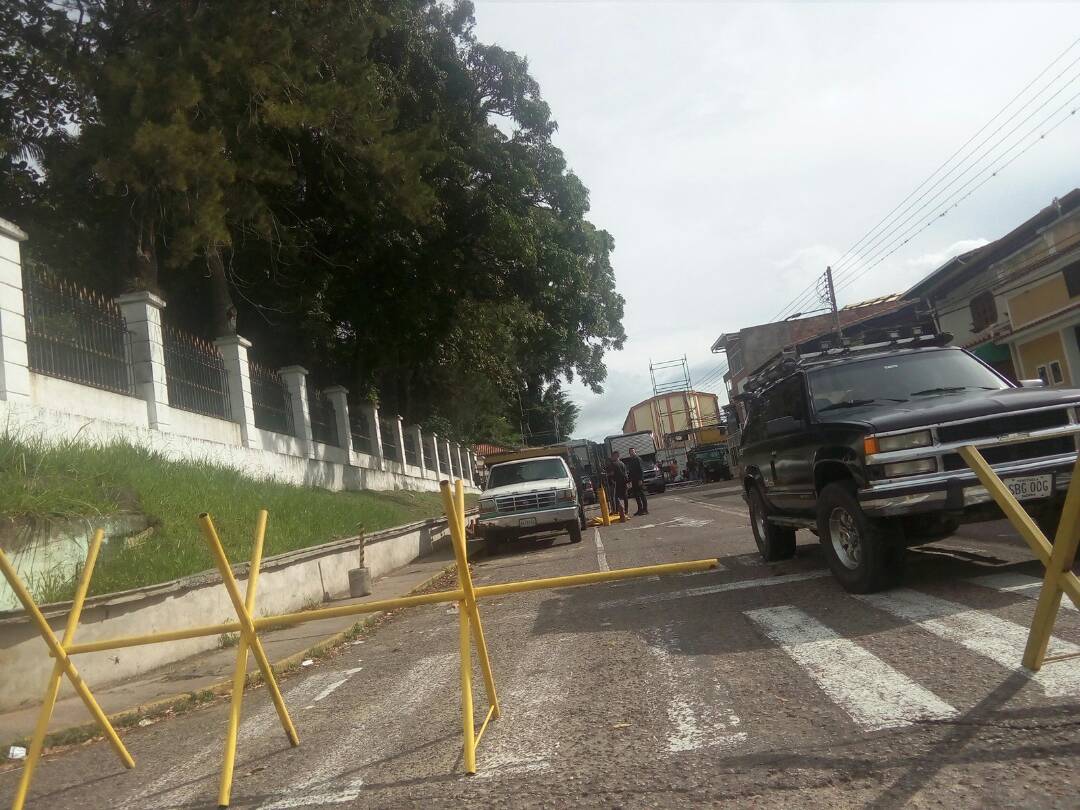 Pedro_Alvarez_'s tweet photo. https://t.co/NmfyObBX4y Comenzaron  a desmantelar la tarima que Vielma Mora había mandado a colocar frente a Residencia. Reconoce derrota