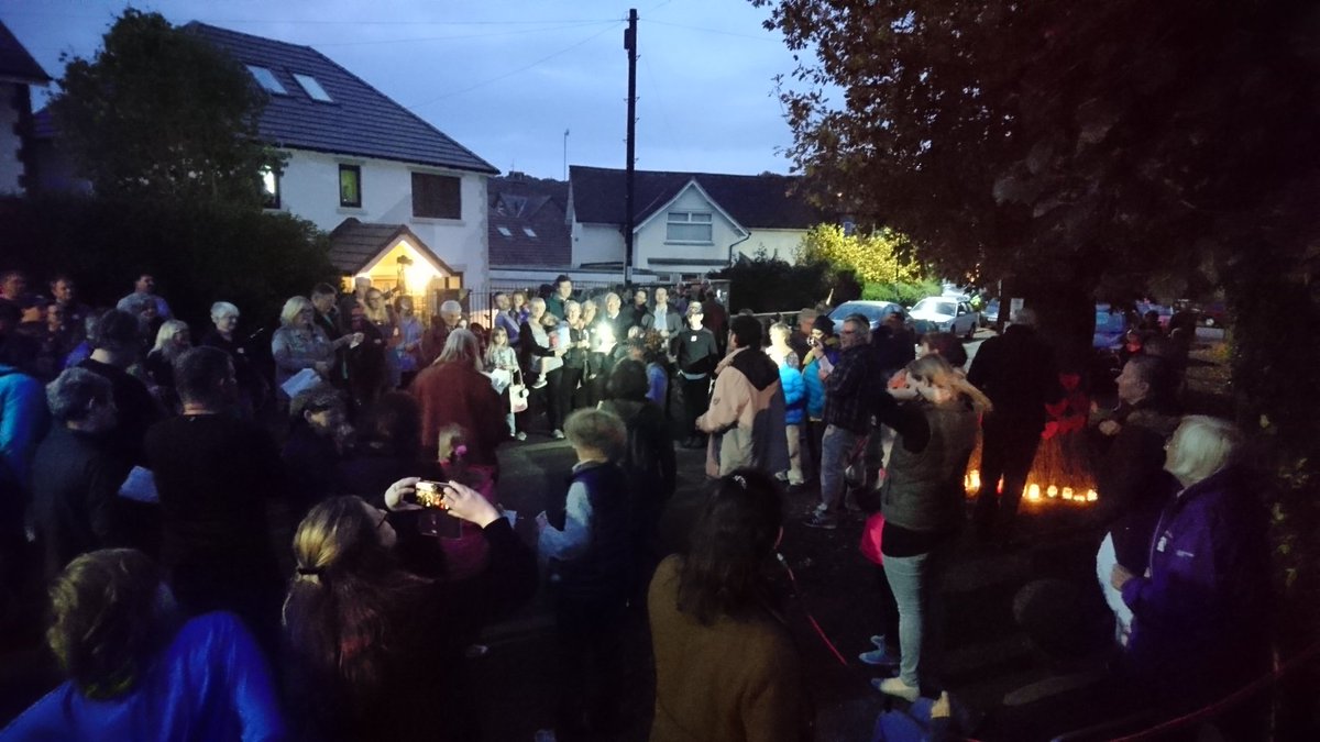 raringtoread's tweet photo. @kid_acne @Ameyplc @SheffCouncil And Vernon, the magnificent 150 yr old oak tree in Dore. We #StandwithVernon &amp; look at today's vigil and art celebration #SaveSheffTrees https://t.co/ek034BNZZF