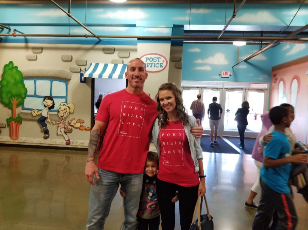 Tiffanie57's tweet photo. Not only did I get this guy to download the app, but he also bought the shirt!#Fightthenewdrug #FighterApp #rockthebasics #fightthenewdrug https://t.co/LPrVIn2Ui4