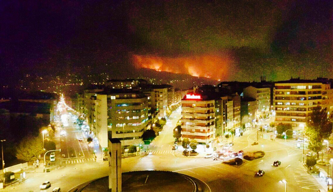 Plaza de América. Vigo. El fuego entra por Avenida de la Florida #ArdeGalicia