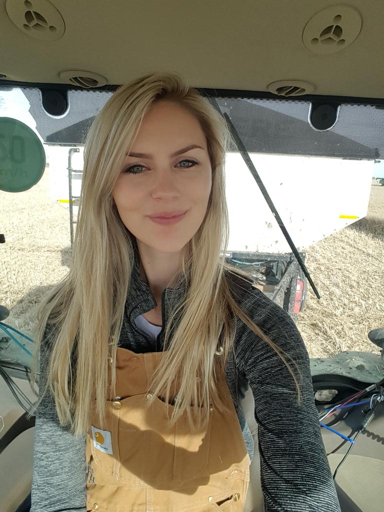 c_vissch's tweet photo. Celebrating #internationaldayofruralwomen on the grain cart today with the rest of my family in the field. https://t.co/9qSuIFHy3i