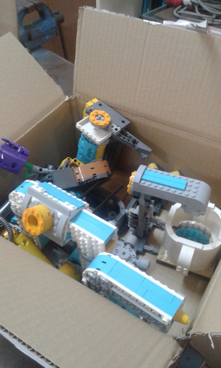 LegoMaimonides's tweet photo. Nuestros compañeros ya están montando las misiones para nosotros.Muchas gracias chicos!! https://t.co/NIvS1wzxAe