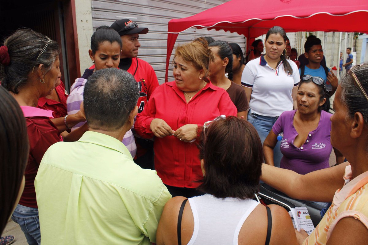 teresalinarezps's tweet photo. supervisando los centro electorales y los puntos rojos en esta jornada #AlRemateConLaAlmiranta @gestionperfecta @NicolasMaduro https://t.co/GrQemH3qRn