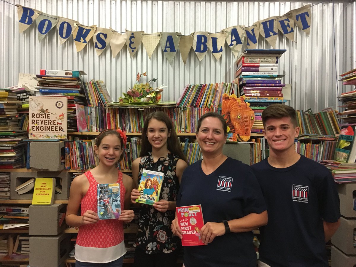 BooksBlanket's tweet photo. More help from #ymsl today! #teensdoinggood #litkids @CSISD represented as well! https://t.co/Q3pPlkAy60