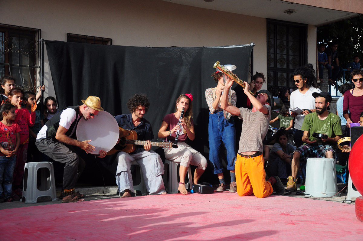 msssfest's tweet photo. #Msafest -2017
Mardin- Midyat Çavuşlu Köyü #socialcircus  #circus #mardin  #sirk #juggling #acrobatics #refugees #cirquedusoleil https://t.co/NB90MkR212