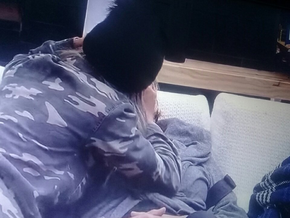 paula_venture's tweet photo. Parece que a mine está beijando Aritana... 😮#AFazenda https://t.co/qmrkIX3mMy