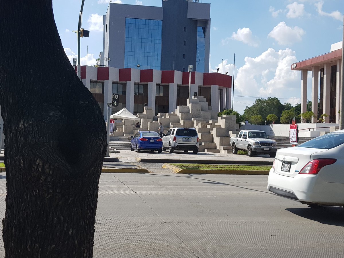 gdlsinnocircula's tweet photo. No sabía que la recaudadora n4 Ya tenía estacionamiento por alcalde @Trafico_ZMG @MovilidadJal @ElTocinoDelDia https://t.co/Z4fkT0wnWy
