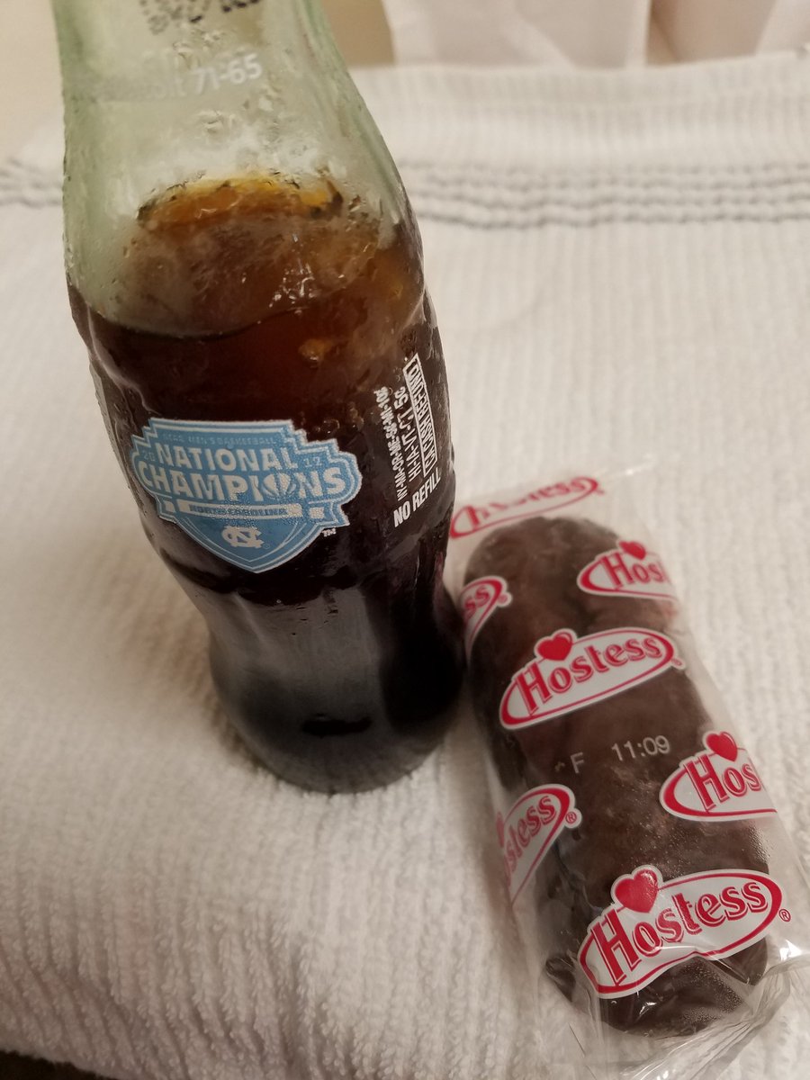 littlejr88's tweet photo. My #pickmeup snack at work 🙄ice cold @CocaCola and chilled @Hostess_Snacks #Chocodile #Timeless #clockblockingtimefandits @malcolmbarrett https://t.co/rGupwCNzLa