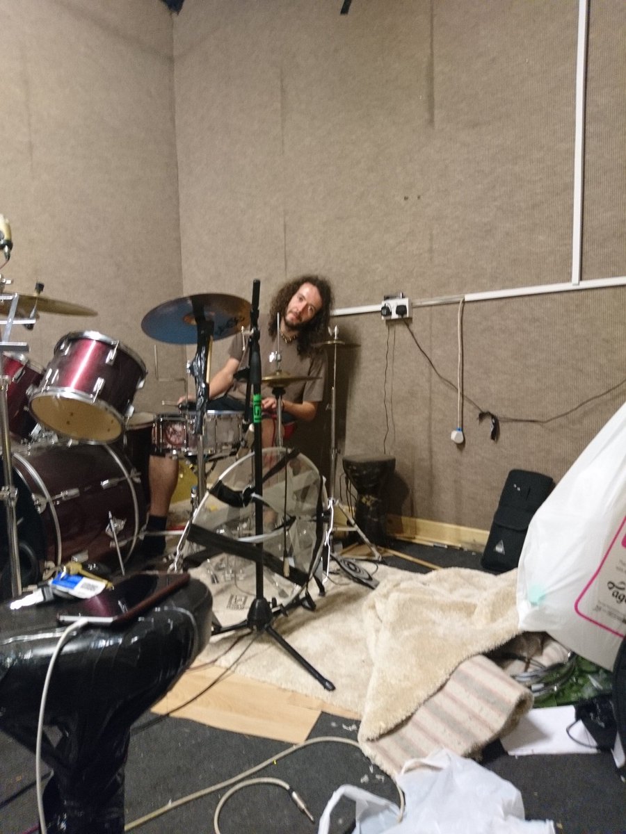 BConfedera's tweet photo. @BConfedera writing music for up and coming live shows and preparing for the studio in December. Good times! #rockmusic #studiotime https://t.co/5SgSwMoYuU