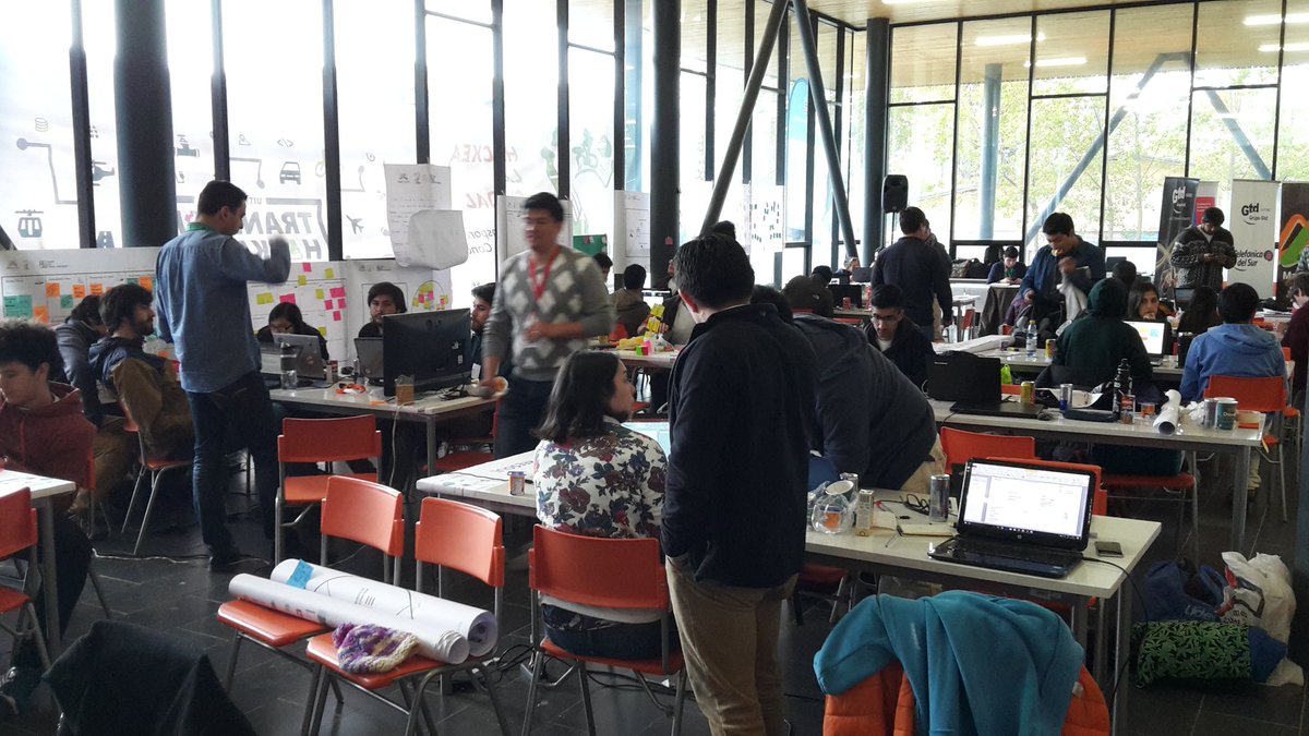 nico_grandon's tweet photo. Equipos afinando sus proyectos en #TransportHackathon @Y4PTcl en @ubbchile #Concepcion #innovacion #colaboracion #cocrea @ciudadinteli_cl https://t.co/9GxmIGSxTp