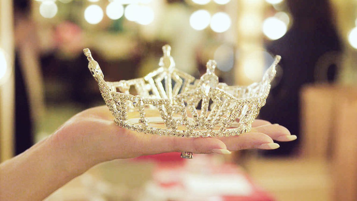 Chabacanx's tweet photo. Laura, puedes pasar a recoger tu corona. 
¡GRACIAS! 

#GHDirecto https://t.co/eJWizNOaWI