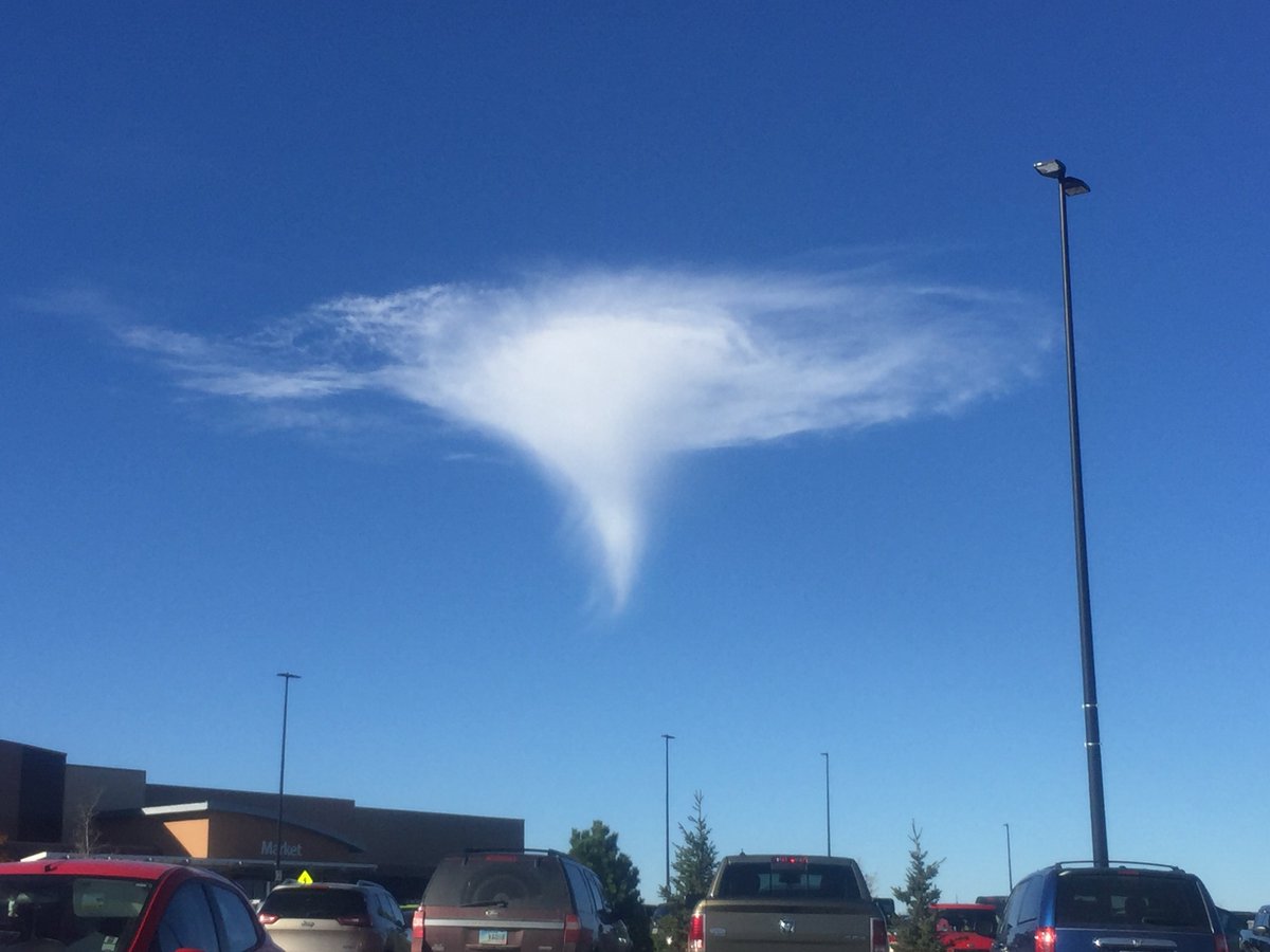 colleenhurleywx's tweet photo. Fall streaks! (Falling ice crystals that evaporate before reaching the ground) photo by Kendra #cloudappreciation #cloudidentification #SDwx https://t.co/1UNgCpiLrp
