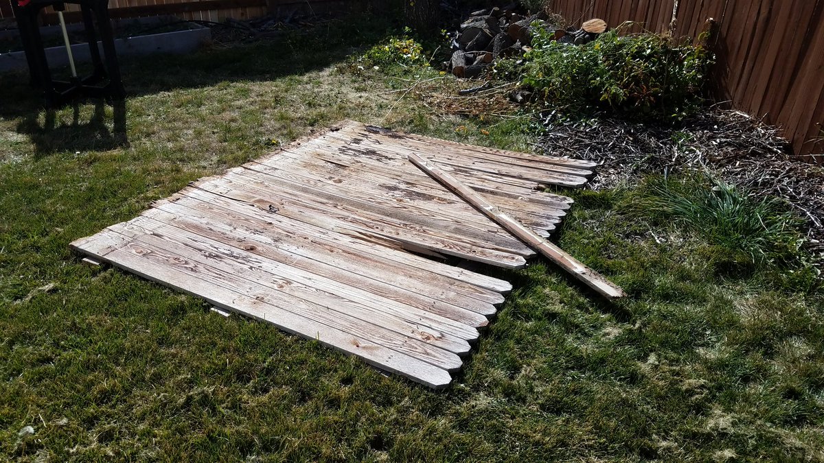 Klaumbaz's tweet photo. Fence fixed. Back aches. #Winteriscoming #youcandoitwecanhelp https://t.co/M1kk6hMSeR