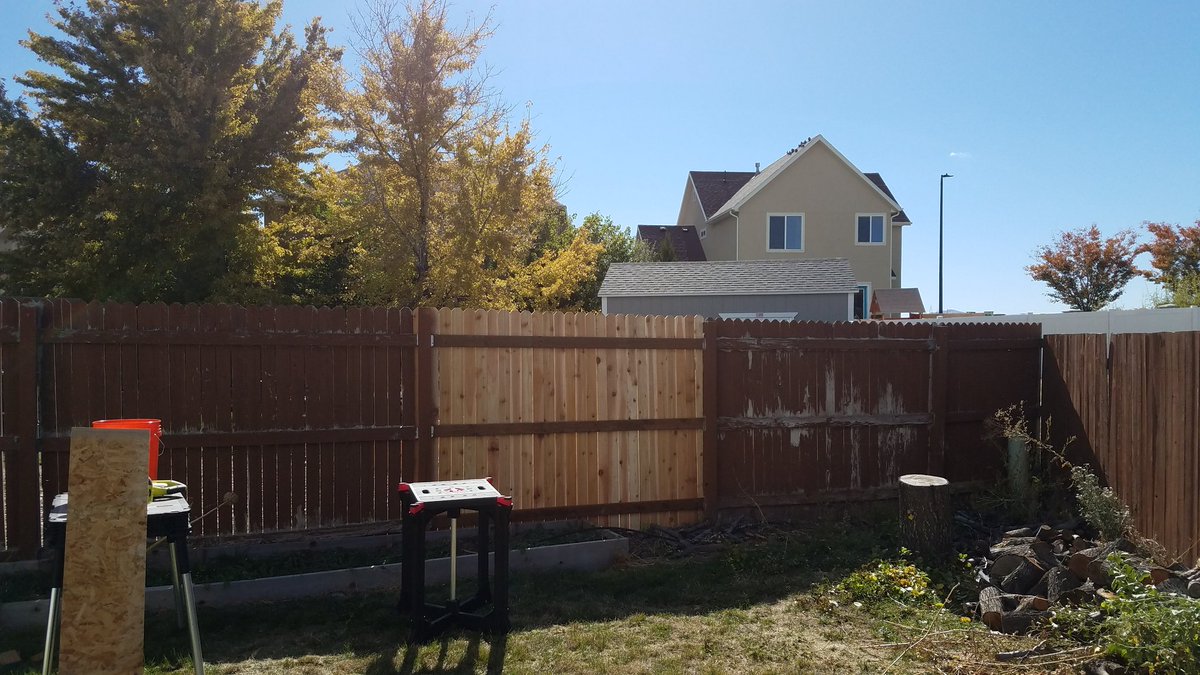 Klaumbaz's tweet photo. Fence fixed. Back aches. #Winteriscoming #youcandoitwecanhelp https://t.co/M1kk6hMSeR