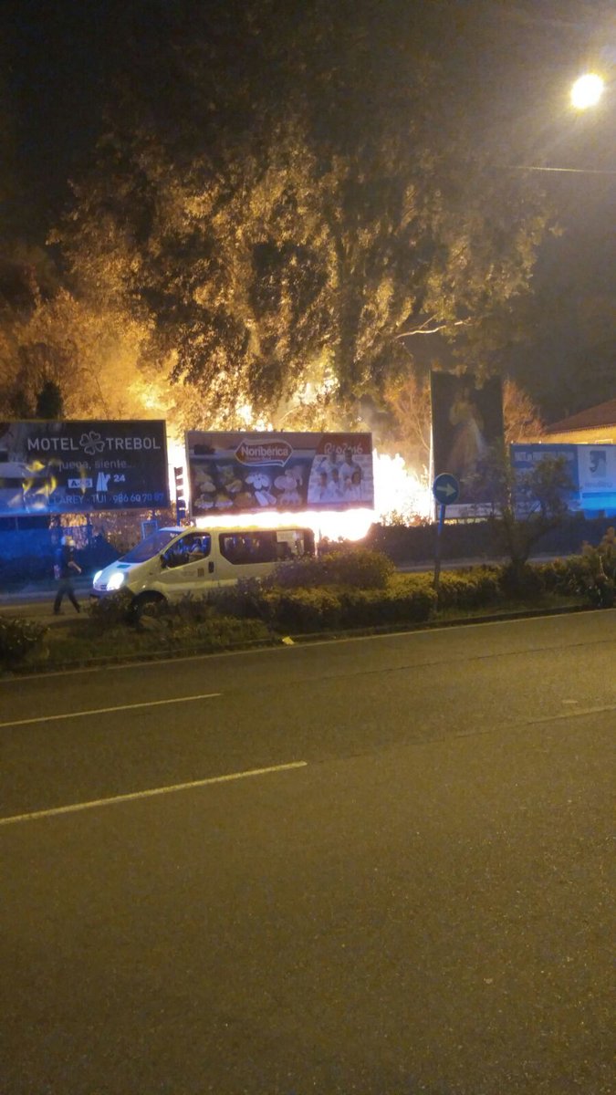 anxo_lote's tweet photo. Según Feijoo, el fuego cogió un bus desde Portugal, se bajó en la estación de Vigo y llego en vitrasa hasta plaza España https://t.co/8ZdkfJ7sMZ