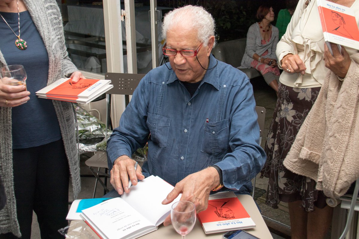 Jorge  Labadie Solano signeert zijn poëziebundel, No ta abo so – Jij bent niet de enige, na een drukbezochte presentatie in Den Haag. In de bundel  zijn fraaie tekeningen opgenomen van José M. Capricorne. Meer informatie  op bit.ly/2kCD79w