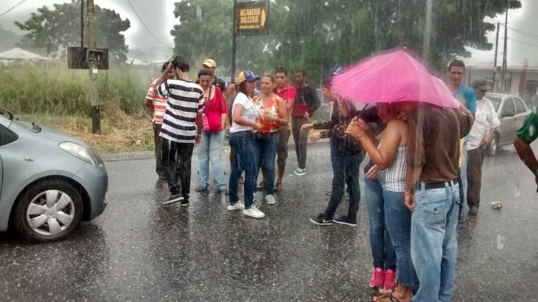Diariomosca's tweet photo. En la Aldea Universitaria La Pradera #Cocorote no han podido votar por máquinas dañadas, a pesar de la lluvia la cola sigue https://t.co/nsMDOlfRFu