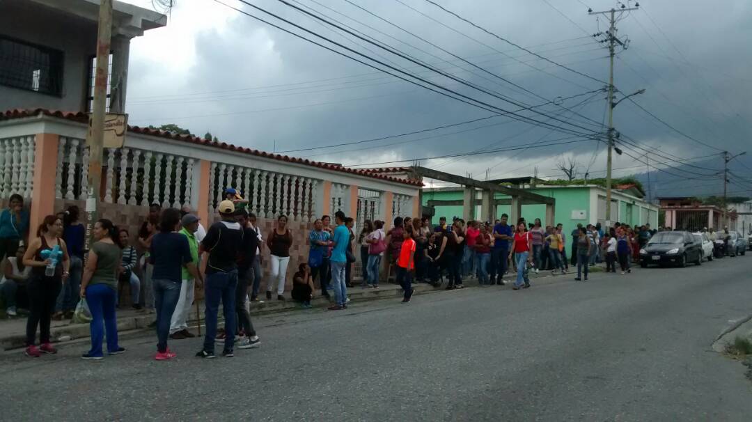 Diariomosca's tweet photo. En la Aldea Universitaria La Pradera #Cocorote no han podido votar por máquinas dañadas, a pesar de la lluvia la cola sigue https://t.co/nsMDOlfRFu