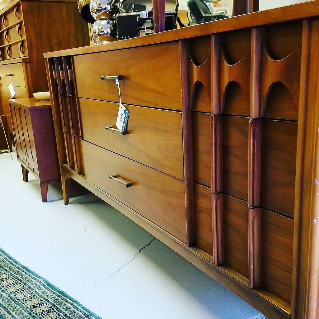 vintageMCfred's tweet photo. Arches arches everywhere. #brasilia #kentcoffey #perspecta #broyhill #broyhillbrasilia #midcenturymodern #midcentu… https://t.co/PmQuKU2A5N https://t.co/e7x8i2r8Mi