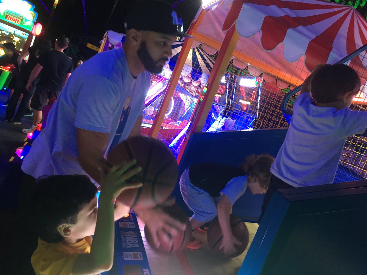 THEKIDMERO's tweet photo. 1-16 IN VENICE 20-20 AT MONSTER MINI GOLF WHATS FUCKIN GOOD U SEE THE INTENSE FOCUS IM NOT EVEN SEEIN THE RIM EVERYTHING IS WATER #STAYM3RO https://t.co/aQTQDnLa3H