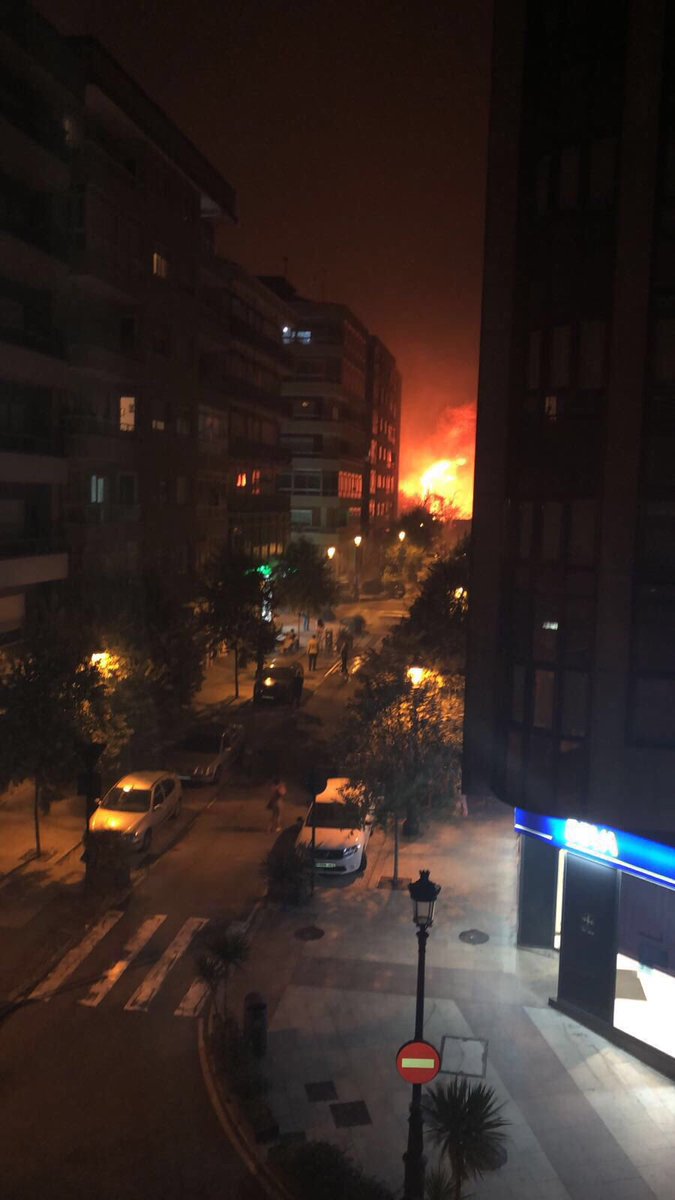 ASalcedaD's tweet image. Esto es en plena ciudad de Vigo. A unos centenares de metros de mi casa. La cuidad llena de humo...!!
Esto es una locura!!. #ArdeGalicia
