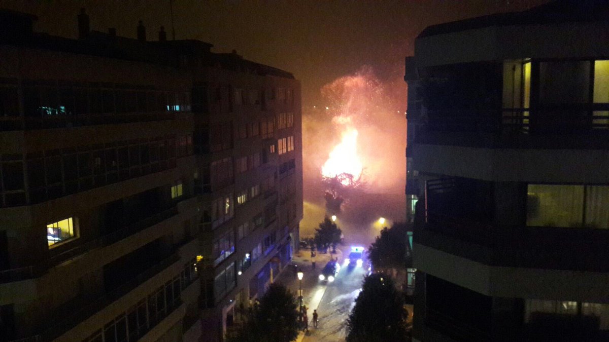 ASalcedaD's tweet image. Esto es en plena ciudad de Vigo. A unos centenares de metros de mi casa. La cuidad llena de humo...!!
Esto es una locura!!. #ArdeGalicia