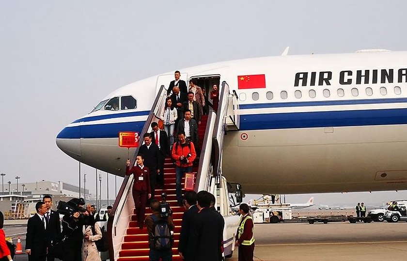 The delegation of Neimenggu, participating in the 19th National Congress, arrived at the Capital Airport.