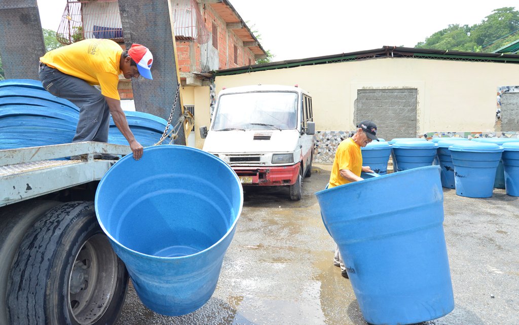 CoordAltosMiran's tweet photo. No son tanques para agua, son donaciones que posibilitan una mejor calidad de vida https://t.co/CcIPhY5qJD