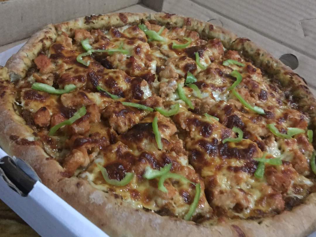 hajjii__a's tweet photo. Late Night post
Hot Chicken BBQ pizza in thick crust
#pizzapallazo #chickenbbqpizza https://t.co/0sc7gqm0rl